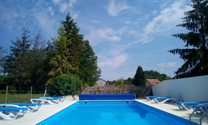 La Bataille House | Rustic 2 bed gite sleeps 4 near Chef Boutonne