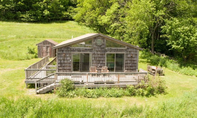 De Lancey Cabin | Rustic 2BR Summer Cabin Getaway with Stunning Mountain Views