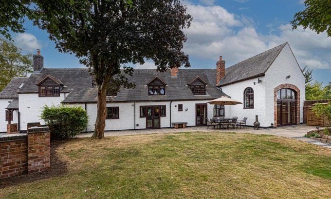 Snarestone House | Rustic 5 Bed Farm House in Derbyshire, sleeps 9