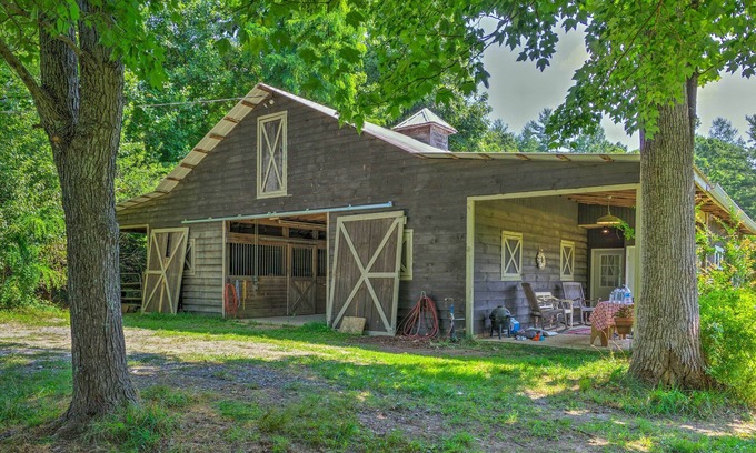 Hendersonville House | Rustic & Authentic Farm Stay by DuPont Forest!