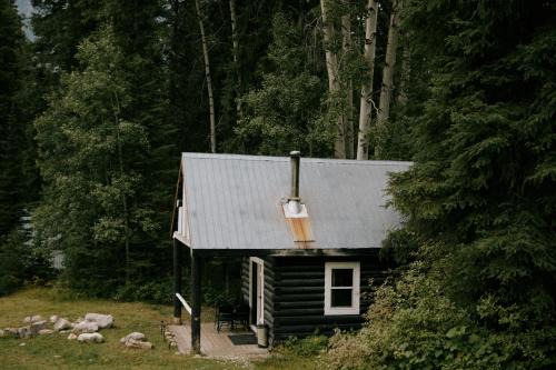 Columbia Valley Ski Chalet | Rustic Basic Cabin at Beaverfoot