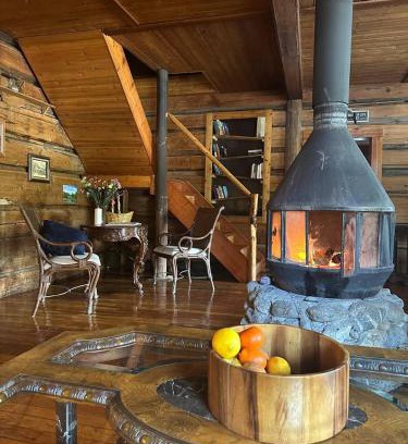 Golden Hotel | Rustic Beaverfoot Lodge Room N8