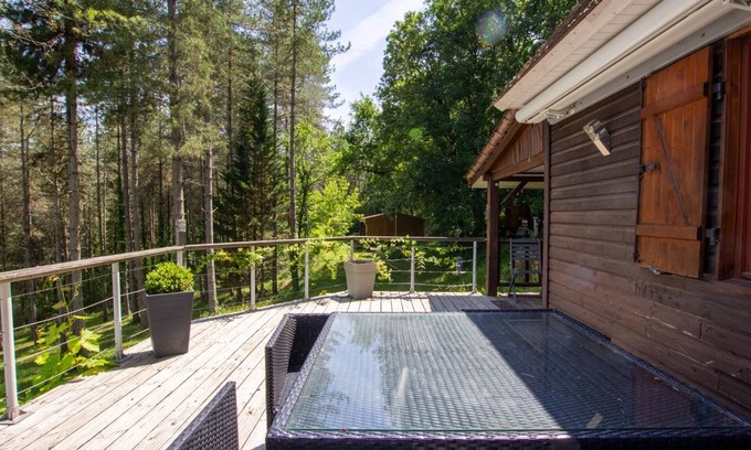 Saint-Pompont Cottage | Rustic chalet in the heart of Black Périgord with terrace & all comforts included