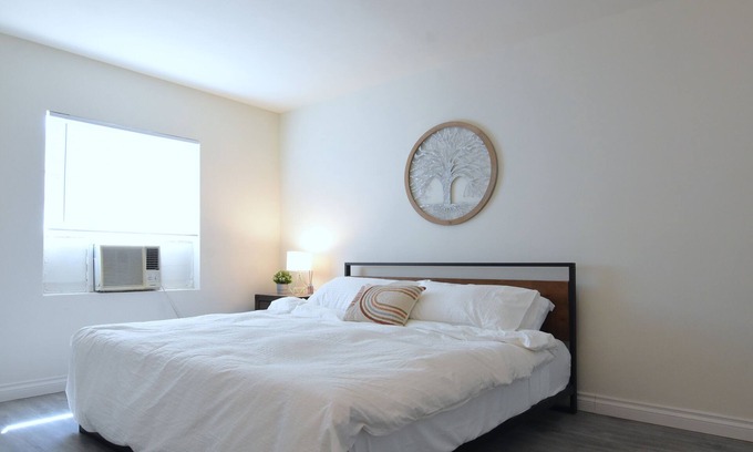 Burbank Apartment | Rustic Charm King Bed Sofa Bed WiFi Burbank