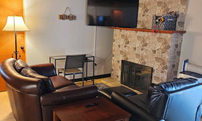 Au Gres Cabin | Rustic-Chic 2 bdr Pet Friendly Log Cabin, Steps to Lake Huron