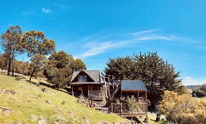 Deddington Cottage | Rustic cottage in secluded countryside, private romantic getaway, pet friendly,