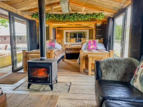 Glentham House | Rustic Country Cabin, Bring Horses, Fire Pit & Puppies