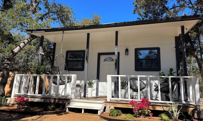 Georgetown Cabin | Rustic Elegance: Experience Comfort and Style in Our Chic Cabin