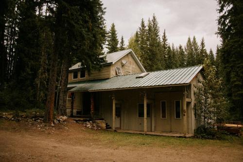 Columbia Valley Ski Chalet | Rustic Executive Cabin at Beaverfoot