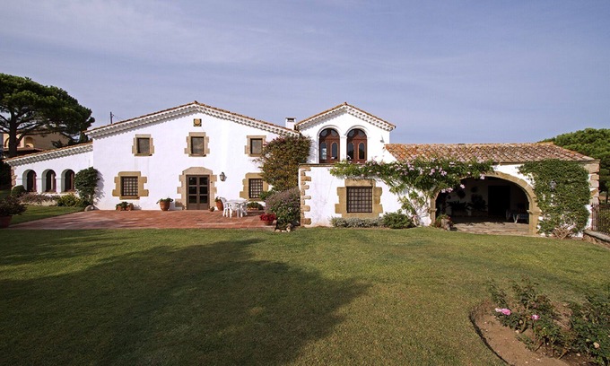 Castell-Platja d'Aro Villa | Rustic farmhouse with sea views, large garden and private pool.