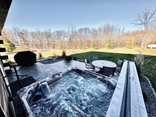 De Soto House | Rustic Hideaway sleeps 4 Hot tub