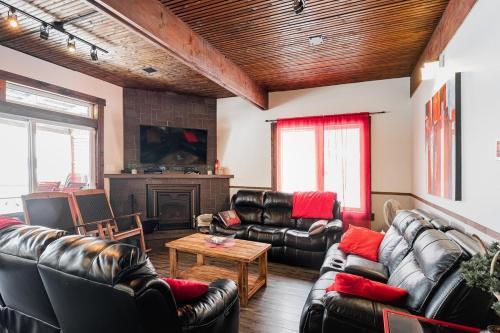 Cheneville Ski Chalet | Rustic Lakefront Chalet on Lac Simon Private Spa