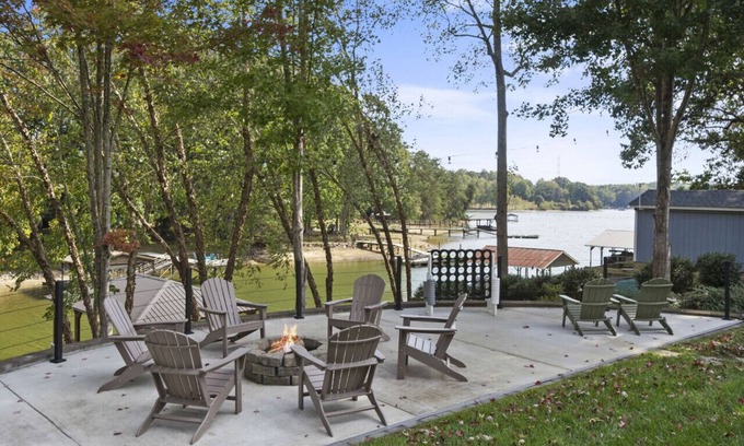 Troutman House | Rustic Lakefront home with winery, state park, and more nearby! A perfect fall getaway!