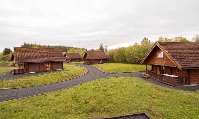Balfron Apartment | Rustic Lodge retreat with Hot Tub, Sleeps 6