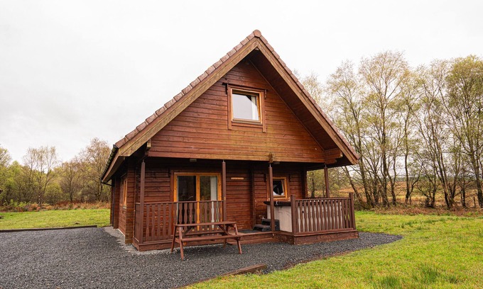 Balfron Apartment | Rustic Lodge retreat with Hot Tub, Sleeps 6