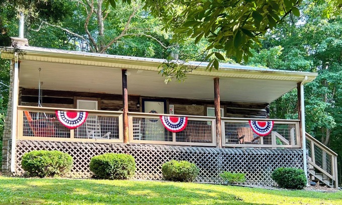 Nancy Cabin | Rustic Log Cabin near Wolf Creek Marina at Lake Cumberland! Perfect Getaway!