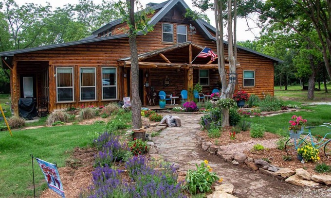 Albany Cabin | Rustic/Luxurious OKLA Log Cabin -Cannabis Friendly