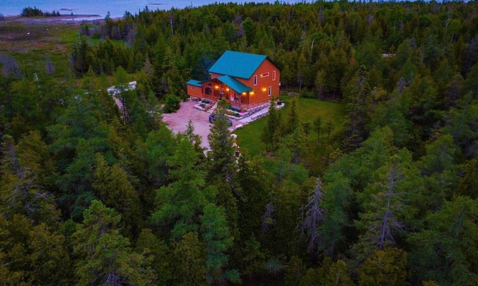 South Bruce Peninsula Cabin | Rustic Luxury: Saw N' LogzzZ Cabin Getaway