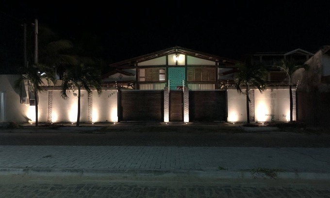Porto das Dunas House | RUSTIC MANSION 11 SUITES 50 BEDS NEXT TO BEACH PARK