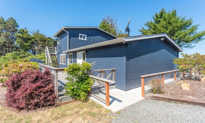 Mendocino House | Rustic modern cottage on 2 acres-minutes from Mendocino Village