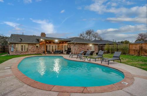 Westbury House | Rustic Modern Escape - 4BD-2BA with Pool & Patio