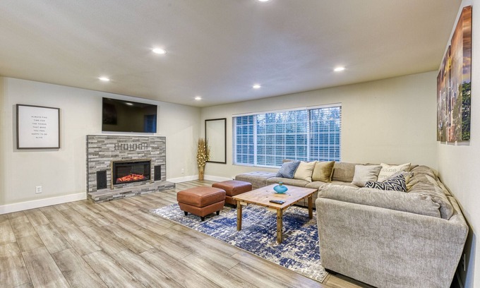 Duvall House | ★ Rustic Modern Mid Century Big Farmhouse ★ 2 Portable AC Units!