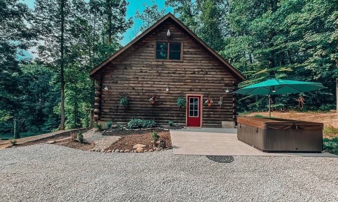 Carbon Hill Cabin | Rustic Oak Cabin - dogs welcome - Hocking hills