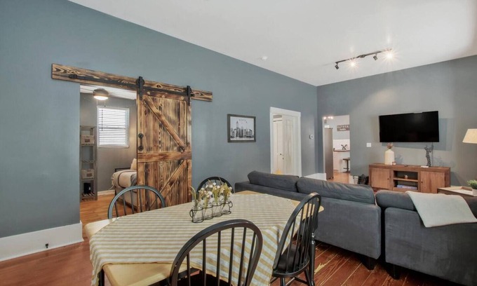 Wichita House | Rustic Retreat - Cute and Cozy! King! Centrally located