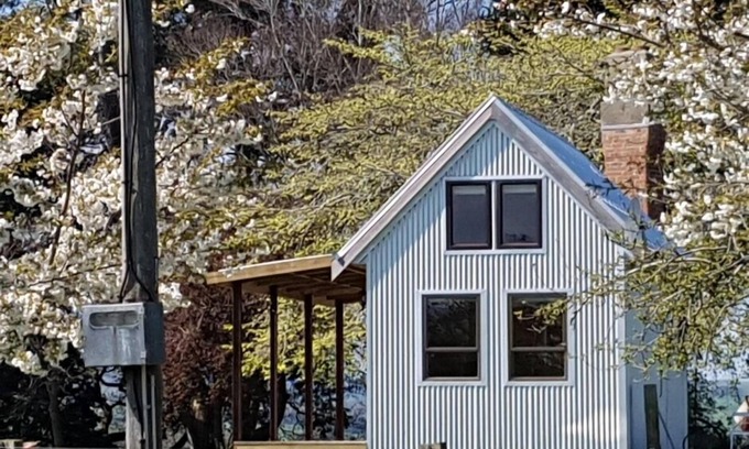 Charlton Cottage | Rustic Retreat, handy location