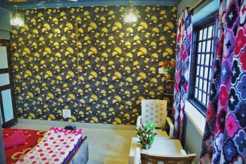 Srinagar House | Rustic Retreat Homestay Deluxe Mountain view Room