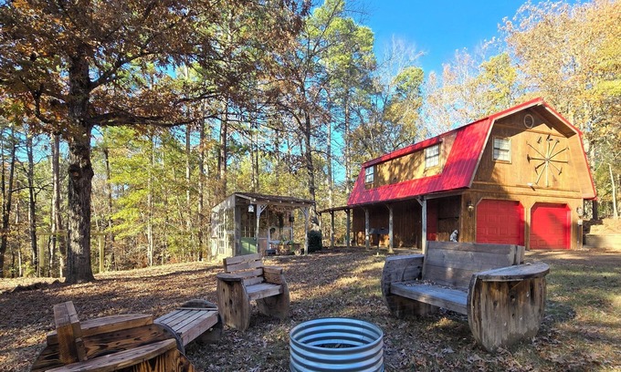 Jefferson House | Rustic Retreat near Lake O the Pines