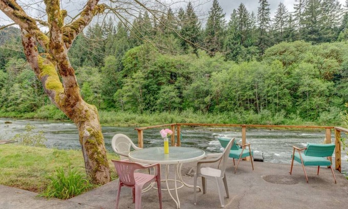 Oregon Coast Cabin | Rustic riverfront cabin near Florence