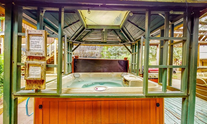 Cedaredge Cabin | Rustic suite cabin, mountain view, hot tub access