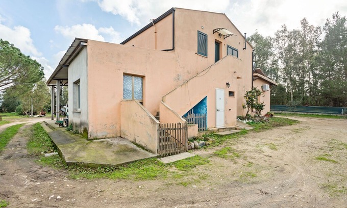 Santa Giusta Villa | Rustic Villa in Santa Giusta with Garden