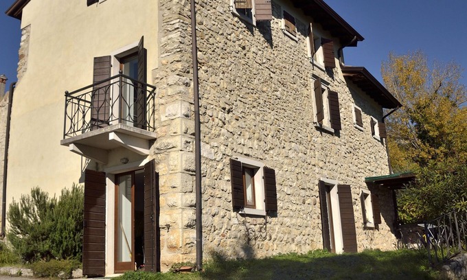 Caprino Veronese House | Rustico on a sunny hill in the midst of ancient culture