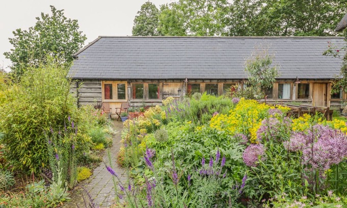 Ettington Cottage | RYEPIECE COTTAGE, romantic, with a garden in Ettington