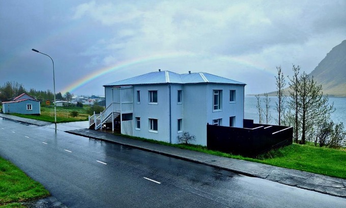 Bildudalur House | Sólgarður Guesthouse