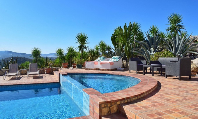 Pruna Apartment | SAFE & SECURE CASA DALI PRIVATE POOL & PATIO AREA.