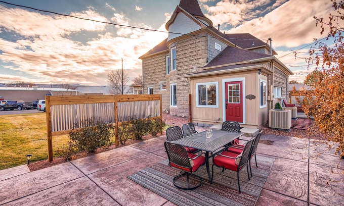 Fruita House | Sagebrush I: Patio Seating, BBQ Grill & Firepit!