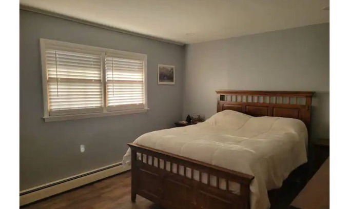 Glens Falls House | Sail away in this cozy 2 bdrm- downtown Glens Falls