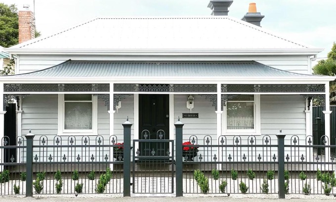 Geelong West House | Saint Brides - Superior Boutique Accomodation - STEPS TO PAKINGTON STREET