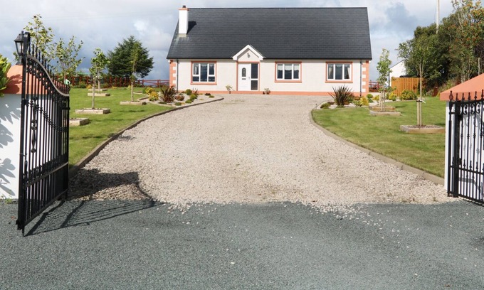 Donegal Cottage | SALLYWOOD HOUSE, pet friendly in Ballybofey, County Donegal
