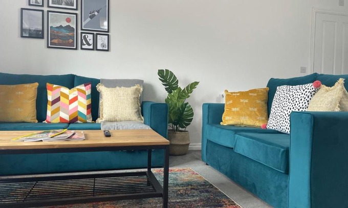 Ashby Woulds House | Saltbox Properties- Modern 2 bed, 2 bath apartment with off street parking, sleeps 6