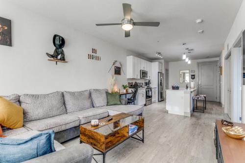 Downtown San Antonio Apartment | San Antonio TX Condo on Riverwalk w King Ste,Pets