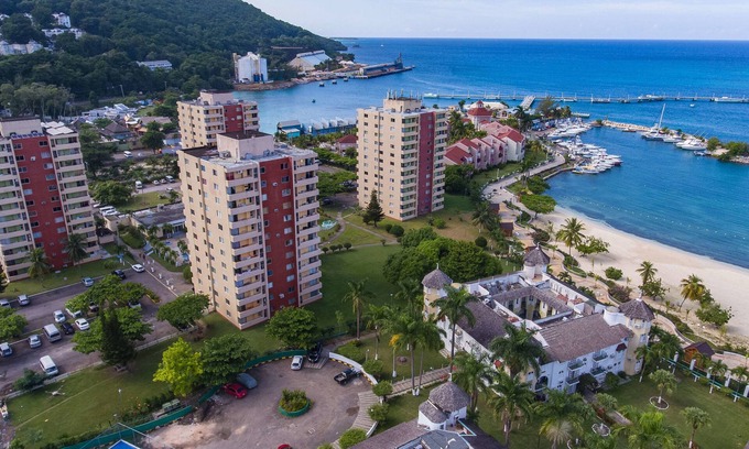Ocho Rios Apartment | Sand Dreams Beach at Turtle Towers