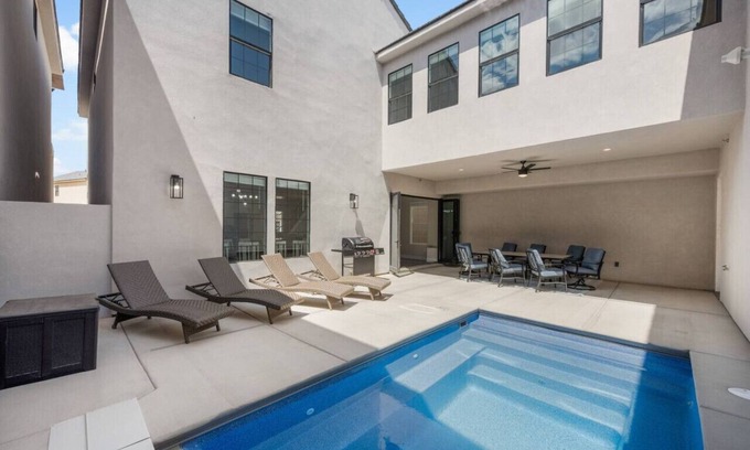 Hurricane House | Sand Hollow Surf! Hang 10 and enjoy some fun in the sun!