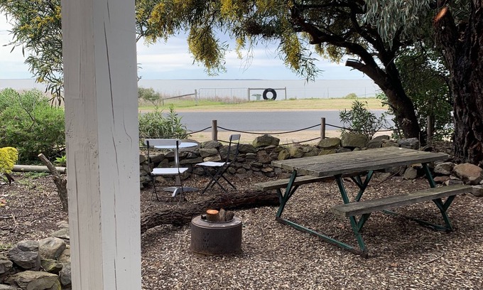 Bremer Bed & Breakfast | " Sandilira"on the shores of Lake Alexandrina.