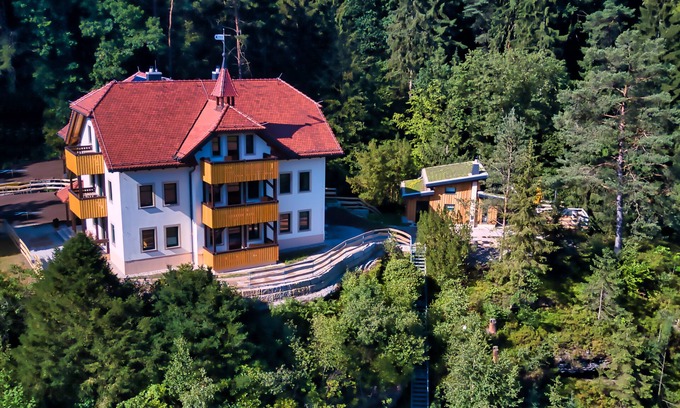 Niederrathen Apartment | Sandsteinwohnung mit 2 Schlafzimmern, Balkonen und Kamin im Sandsteinidyll