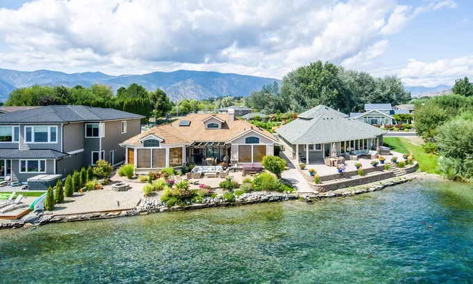 Manson House | Sandy Beach Retreat - Lake Chelan Manson Waterfront home with private boat slip!