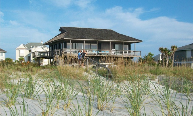 Wilmington House | Sandy Paws Cozy Beach House and direct ocean front on Figure Eight Island